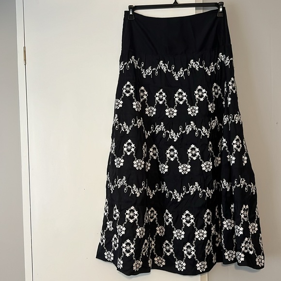 Doncaster Collection silk maxi skirt for women with a built in lining. Size 14 - Picture 6 of 7